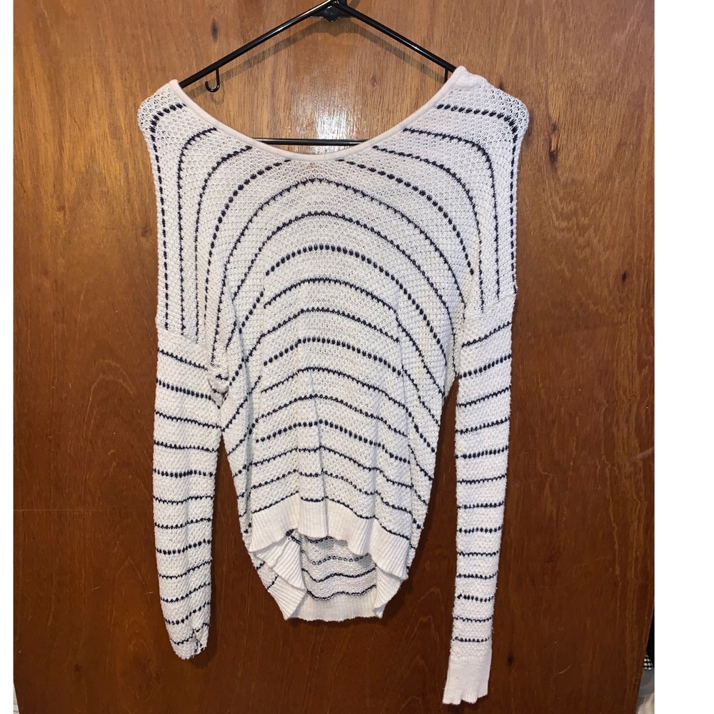 GAP. NAVY BLUE STRIPED SWEATER. SIZE SMALL.